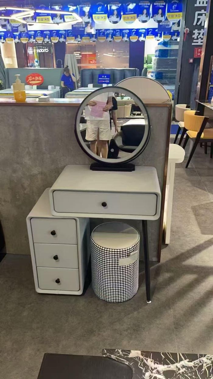 Жижиг гоо сайхны ширээ