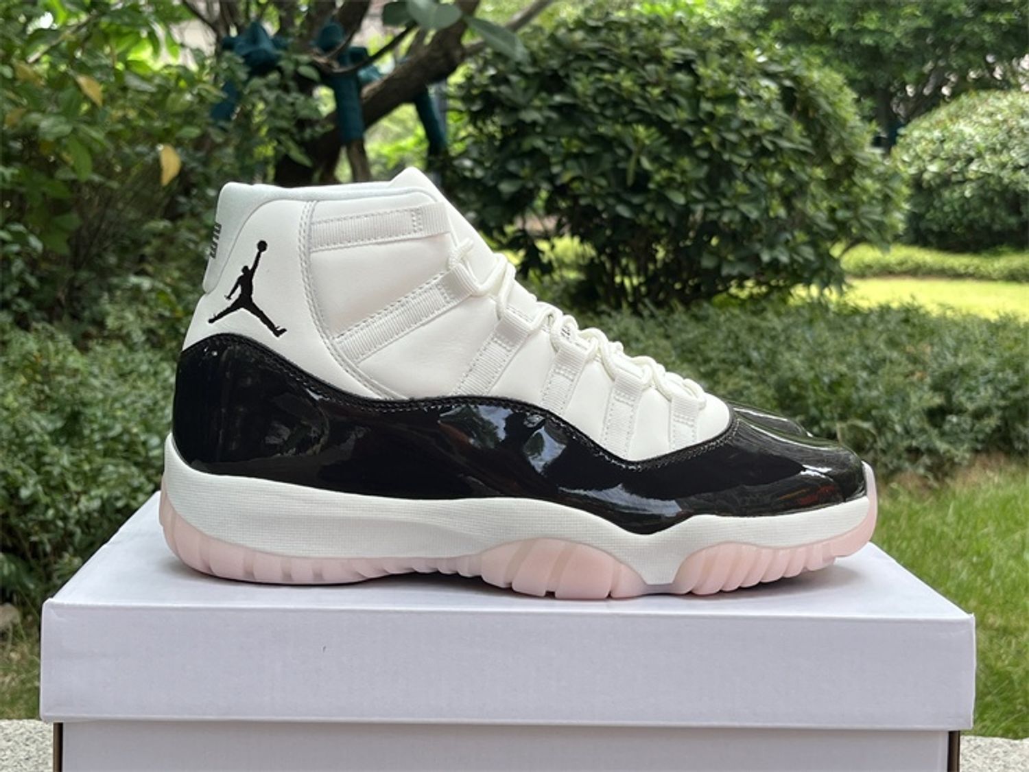 Air Jordan 11 WMNS “Neapolitan”
