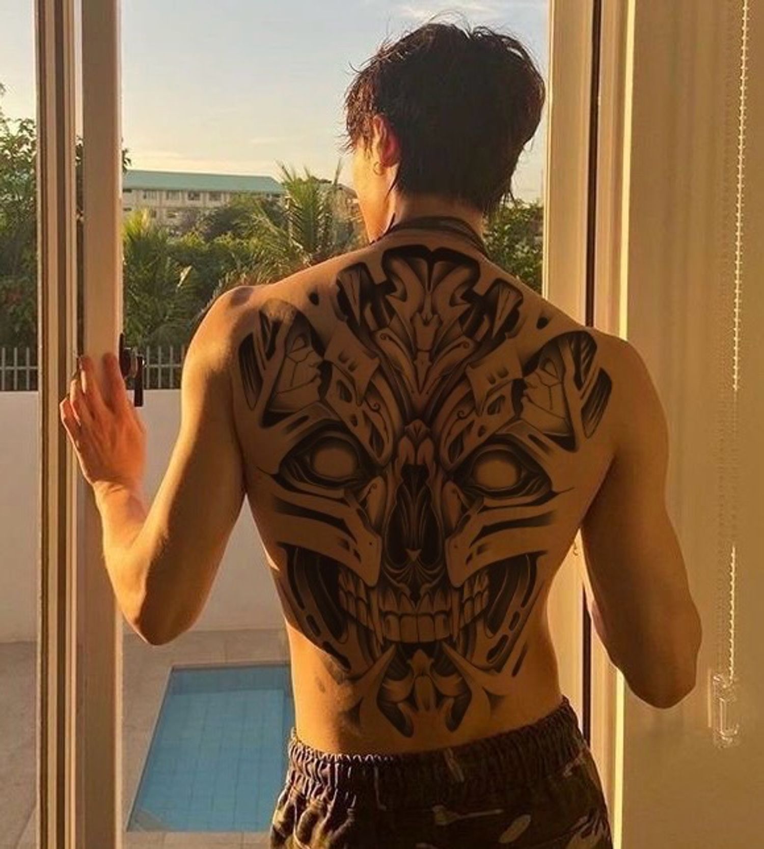 Нуруу бүтэн Усан шивээс AOT