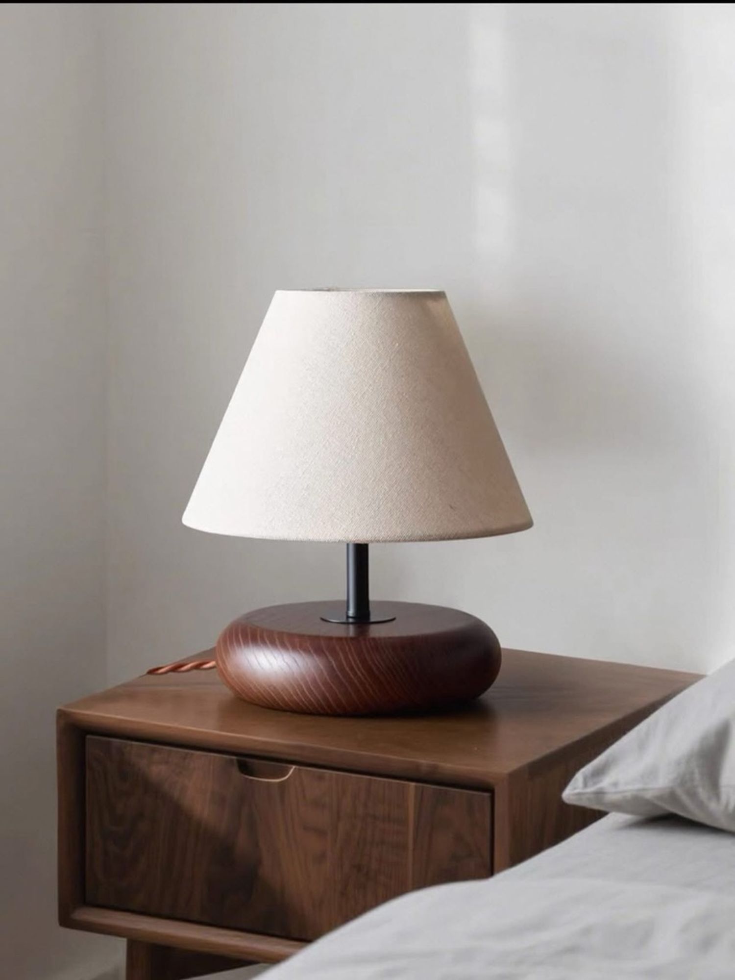 Модон суурьтай ширээний гэрэл