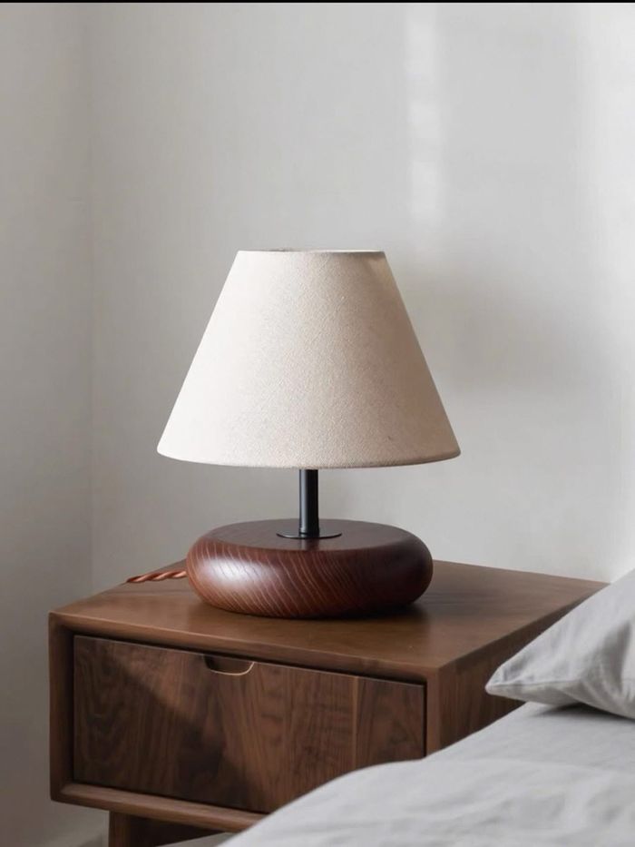 Модон суурьтай ширээний гэрэл