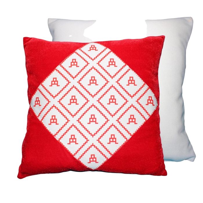 улаан хамбан дээр дөрвөлжин орсон