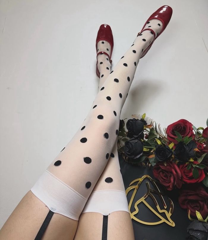 Цэгтэй чулки татуургатай