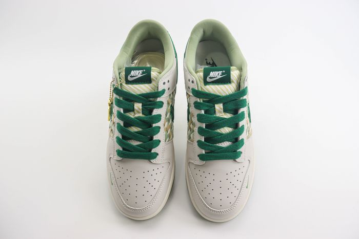 Nike Dunk SB Low x Undefeated 16