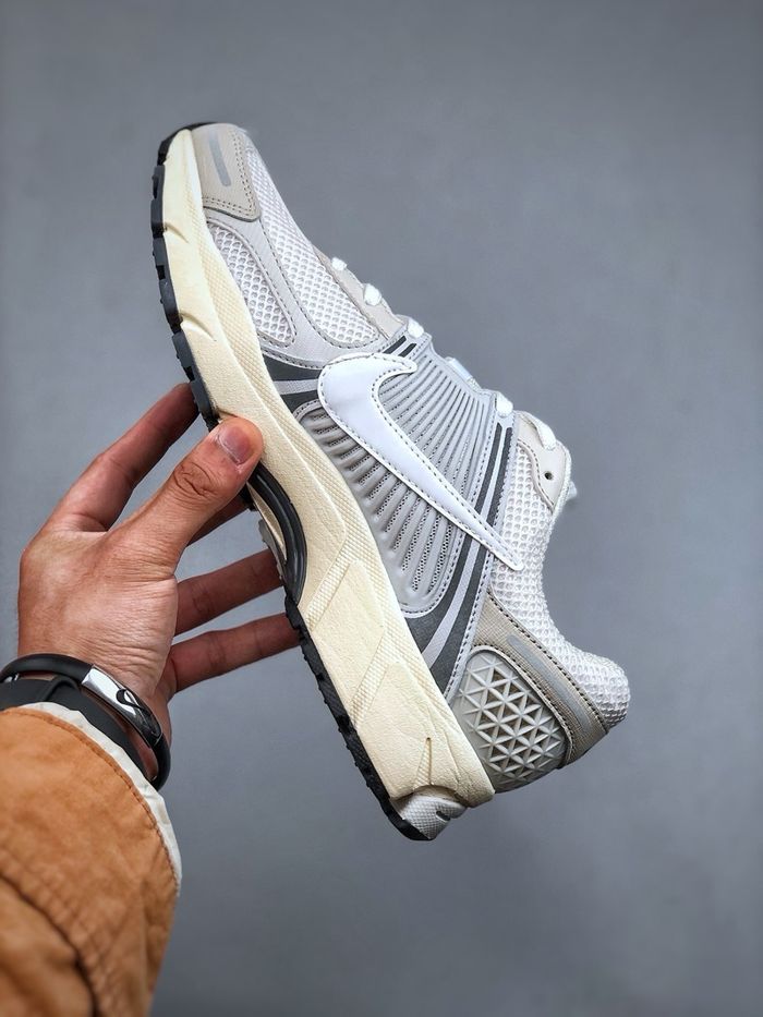 Air Zoom Vomero 5“Platinum Tint”