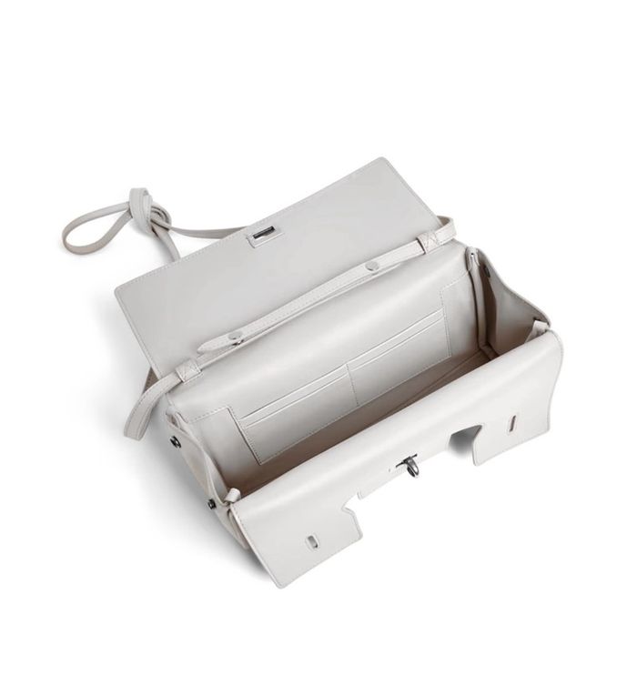 Бэлэн цагаан цүнх