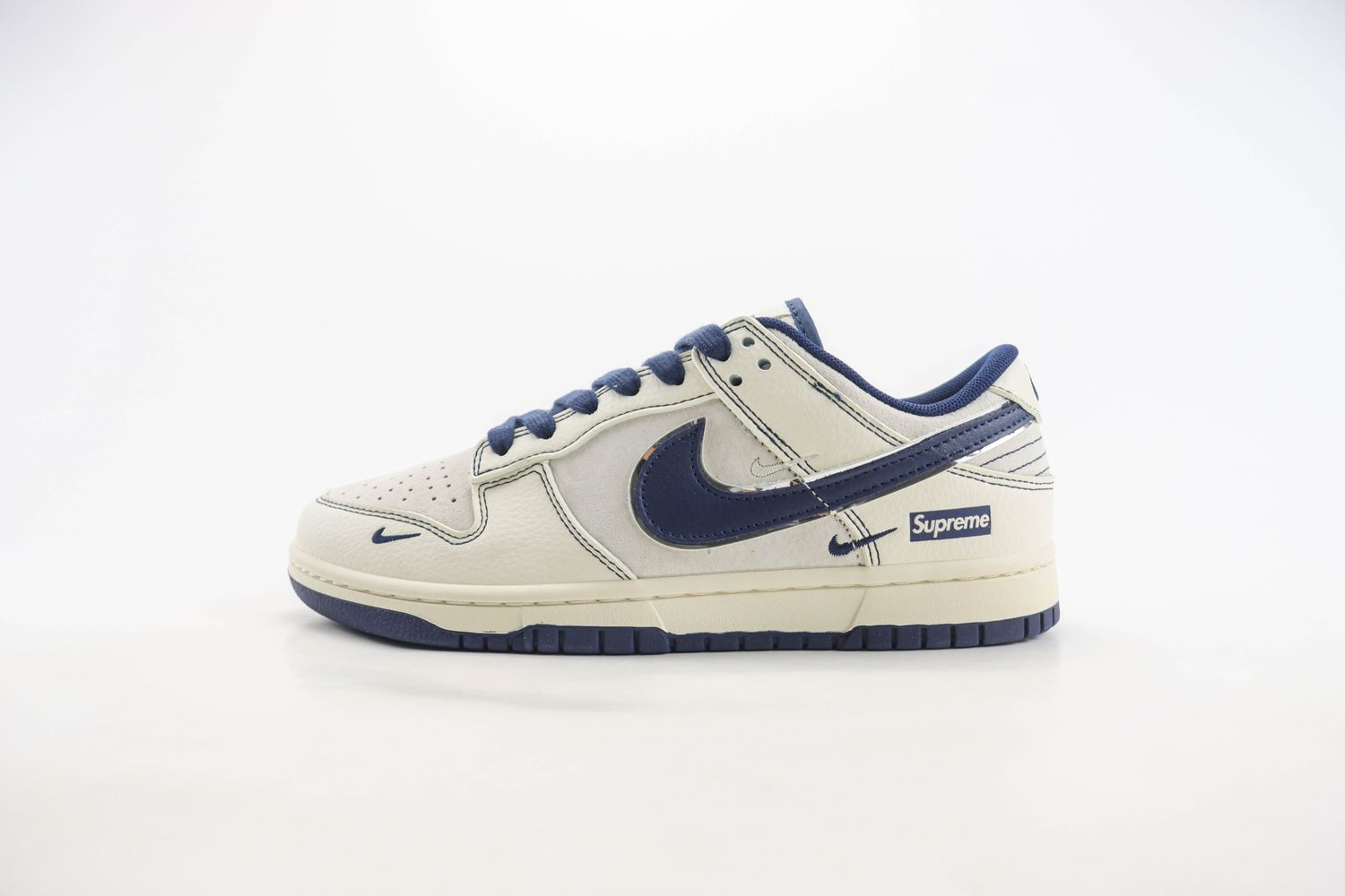 Nike SB Dunk Low x supreme 37 