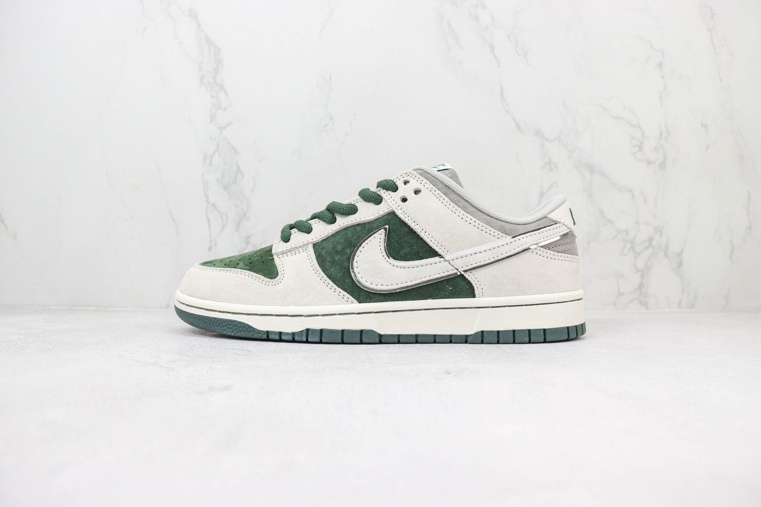 Nike Dunk Low Women’s Size 9.5 Pro Green