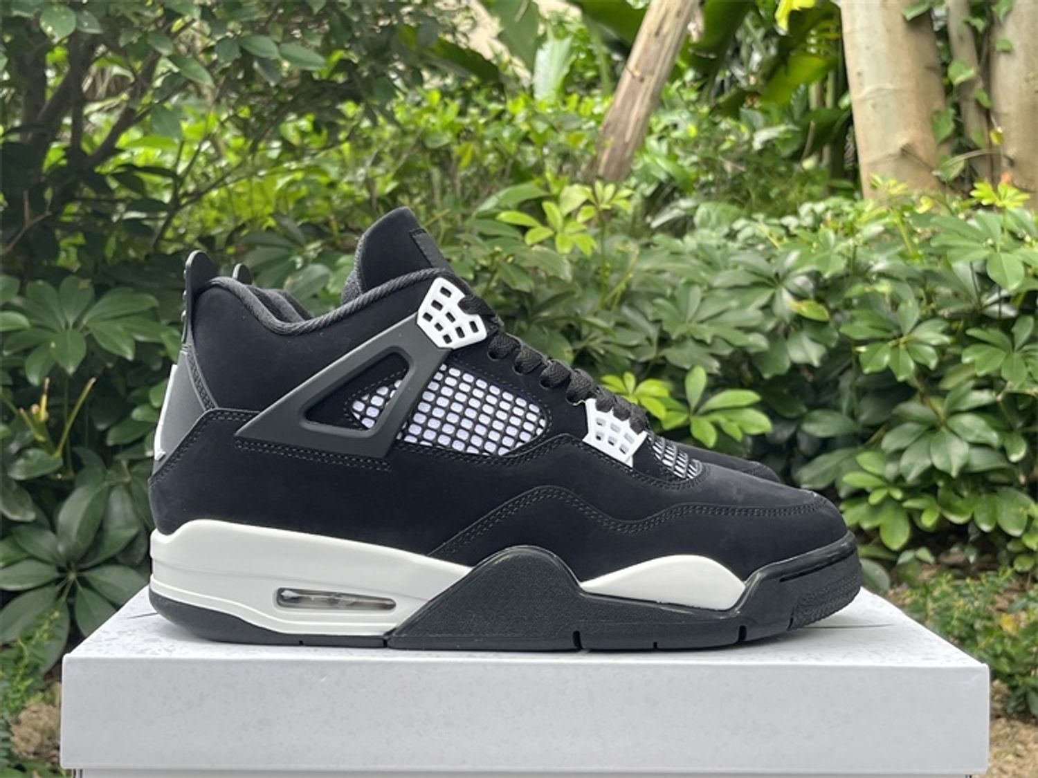 Air Jordan 4“White Thunder”