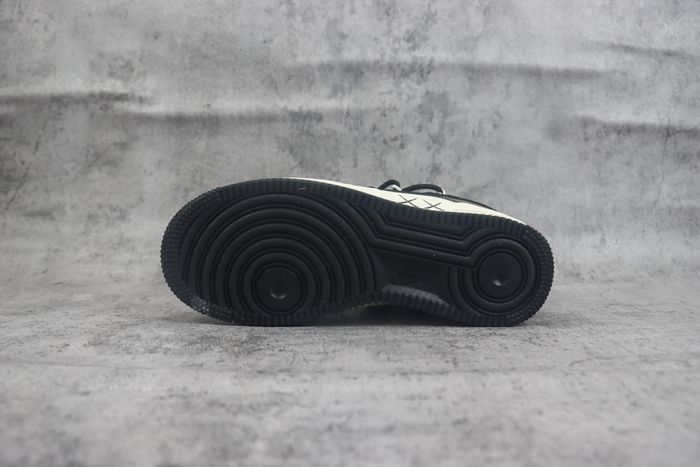 Nike Air Force 1 Low x Kaws 09