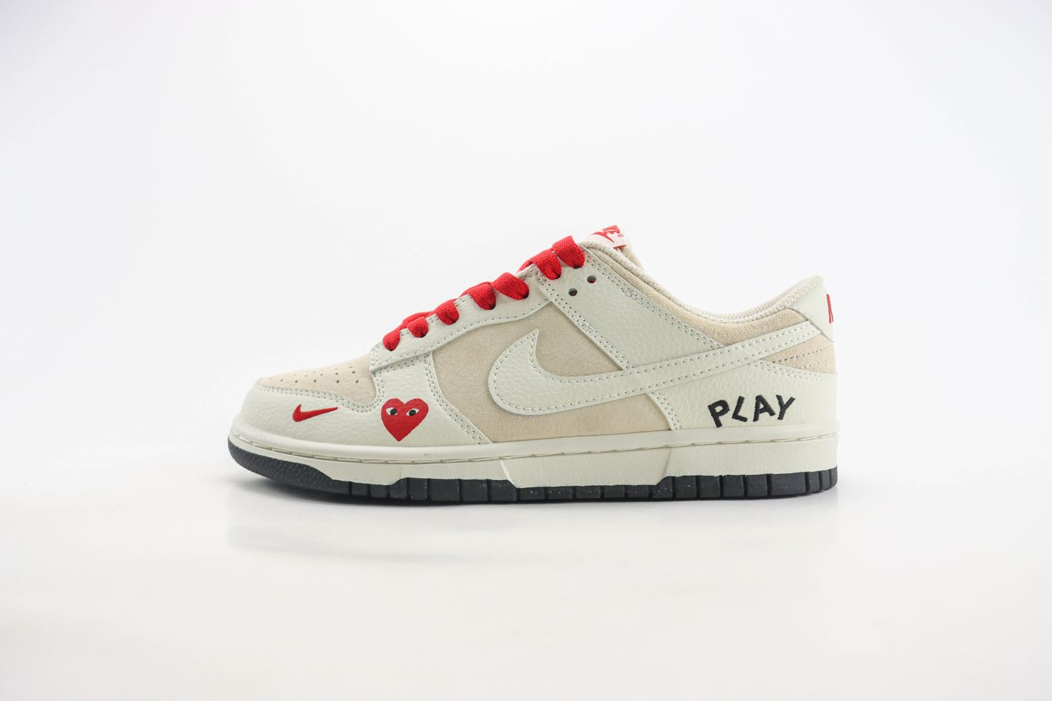  Nike SB Dunk Low x  PLAY 01