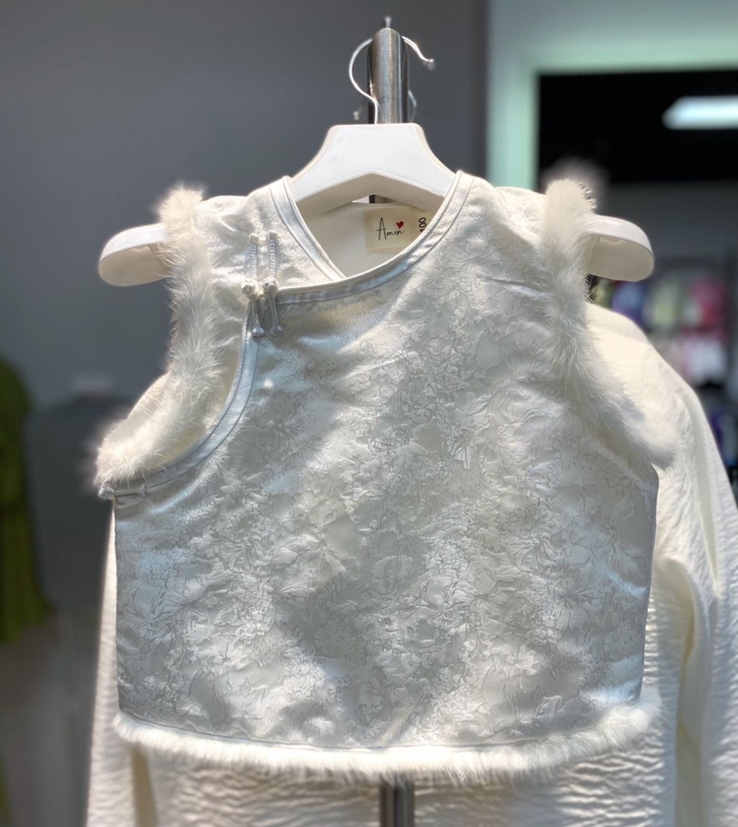 Булган эмжээртэй торгон хантааз