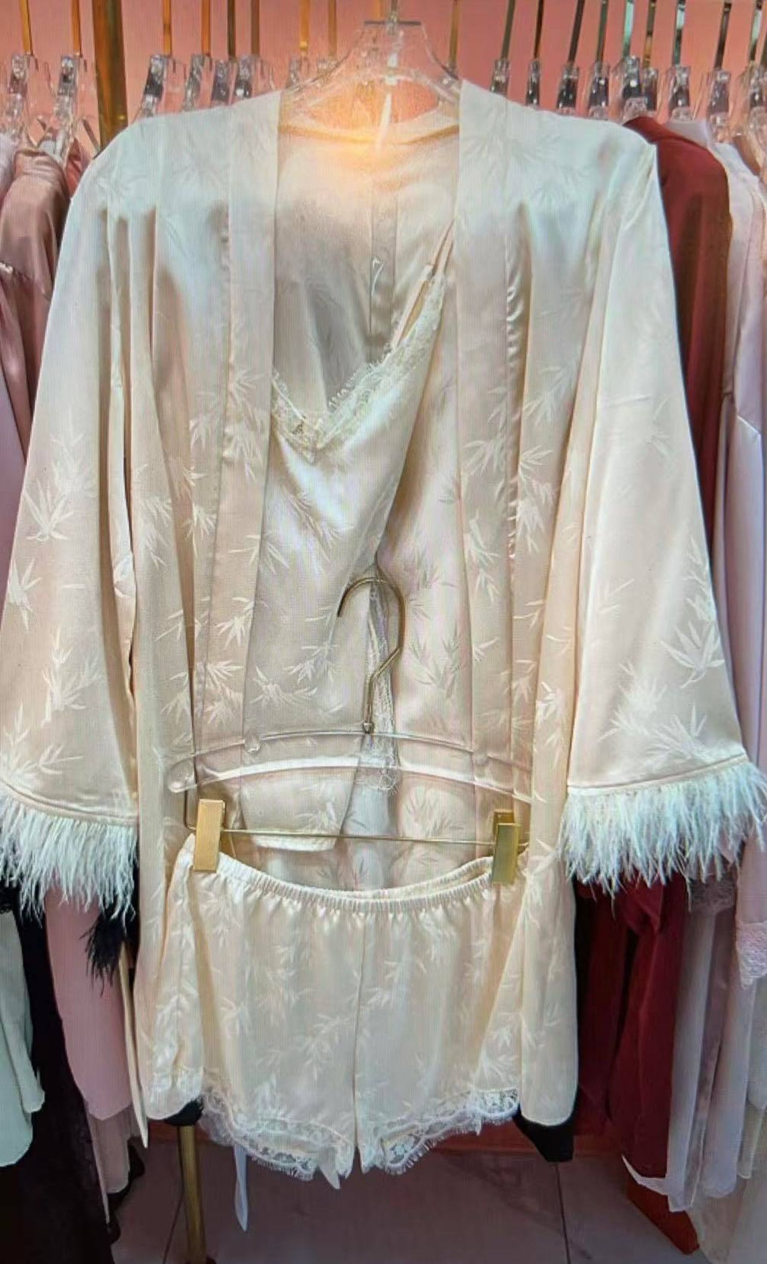 Эмэгтэй 3 хос хувцас