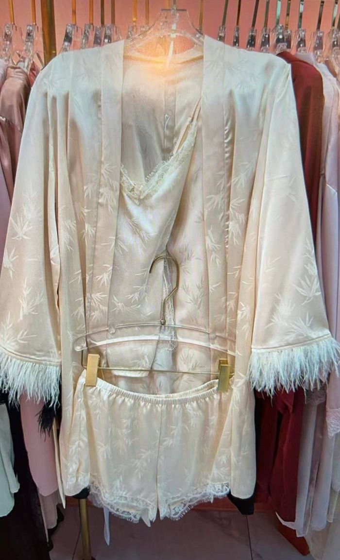 Эмэгтэй 3 хос хувцас