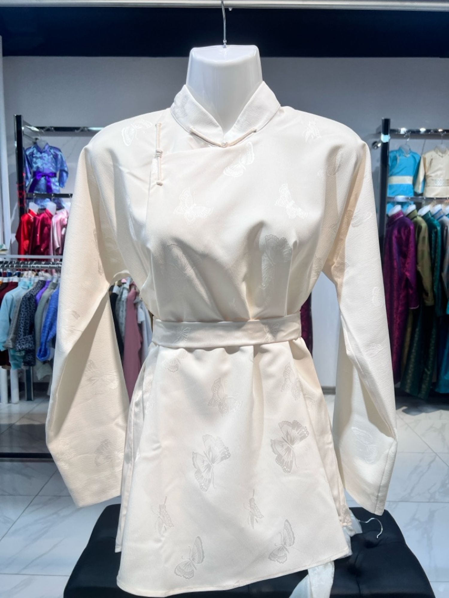 Эрвээхий хээтэй бүстэй богино ханцуутай цамц