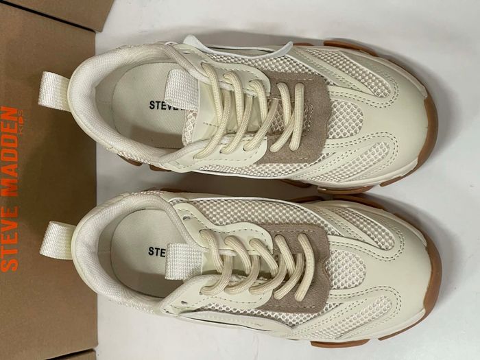 STEVE MADDEN white gum