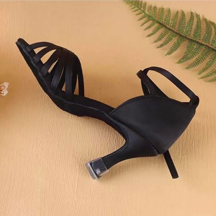 Латин бүжгийн сандаал