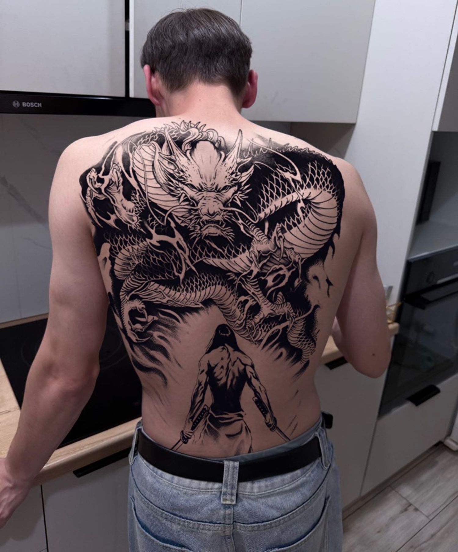 Луу Бүтэн нуруу Усан шивээс