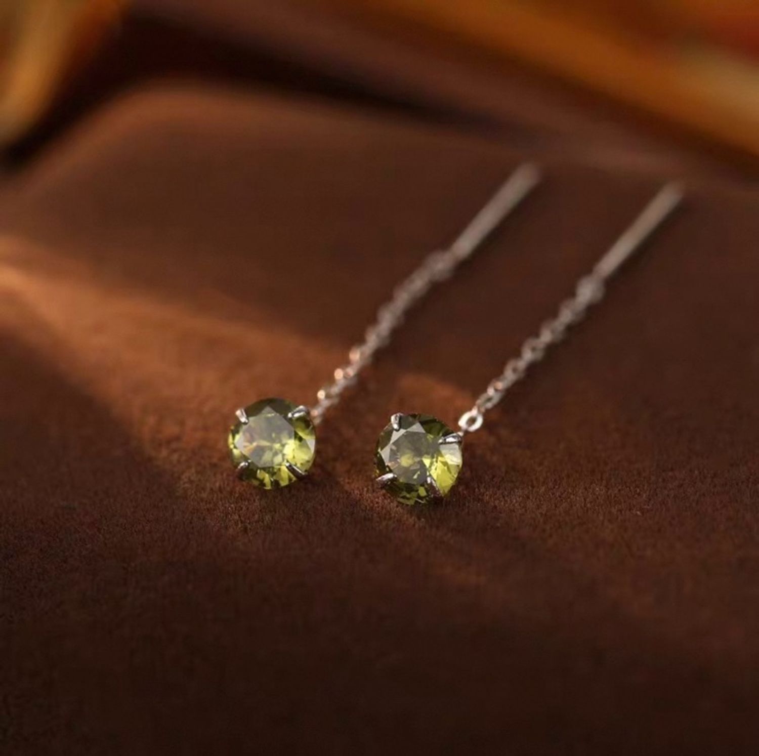 Мөнгөн ээмэг гинжтэй шар