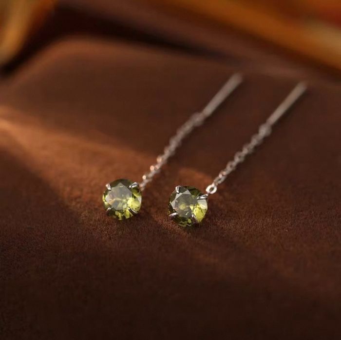 Мөнгөн ээмэг гинжтэй шар