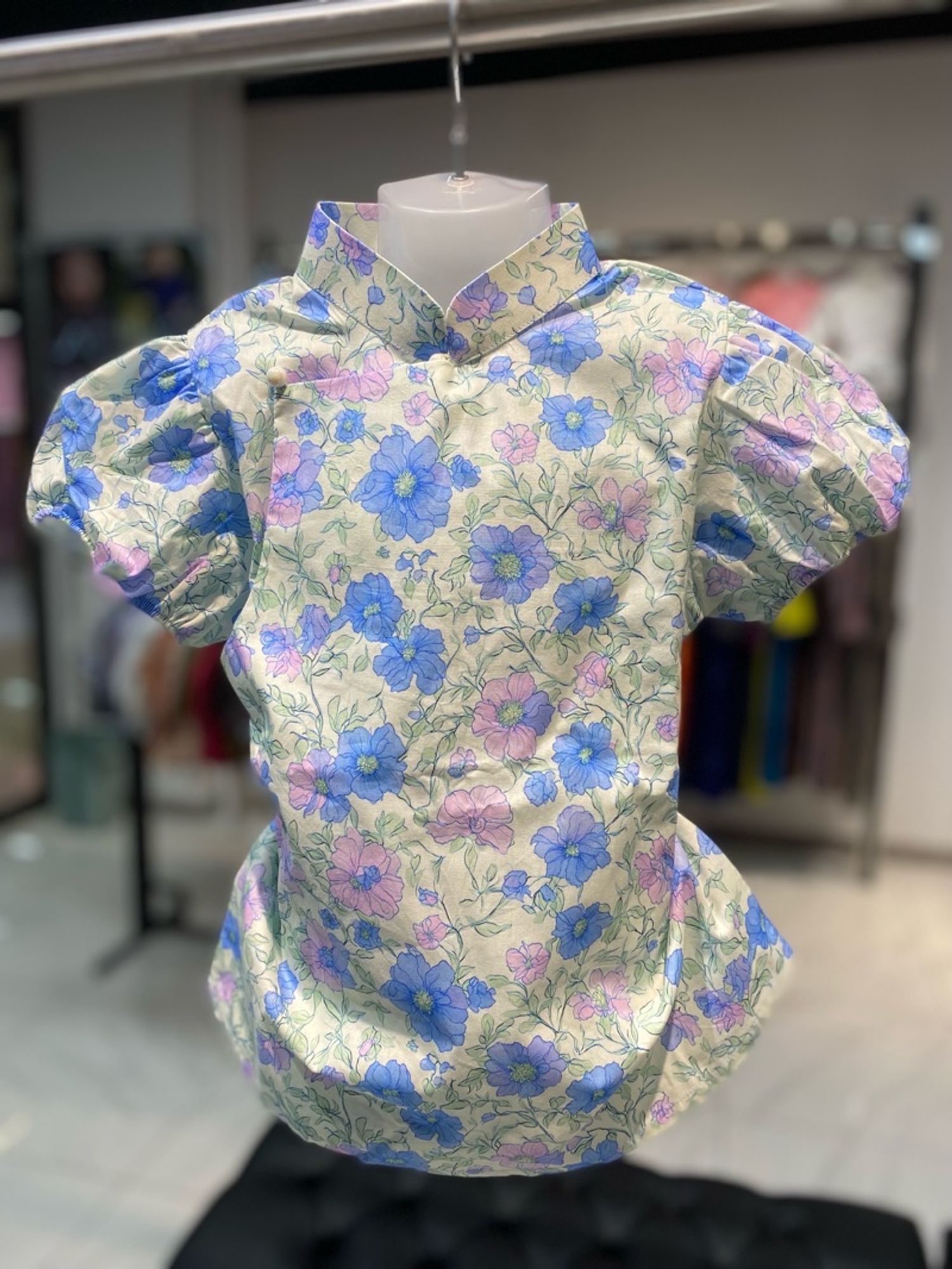 Цэнхэр цэцэгтэй дэрвэгэр цамц