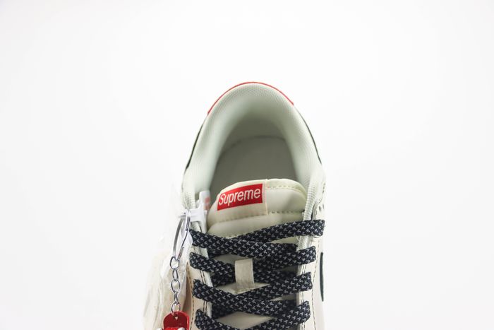 Nike SB Dunk Low x supreme 02