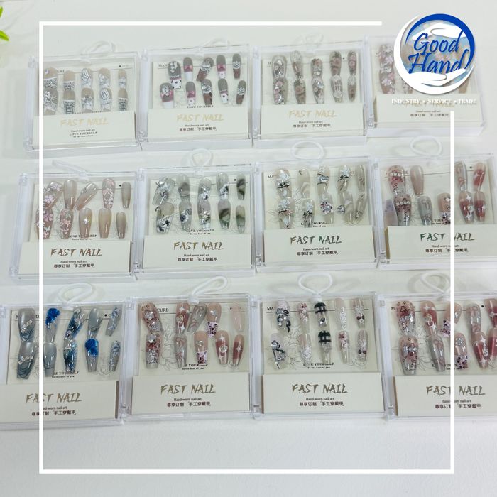 Наадаг хумс-маникуртай сайн