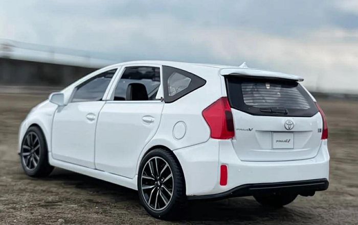 Toyata Prius 41 alpha white