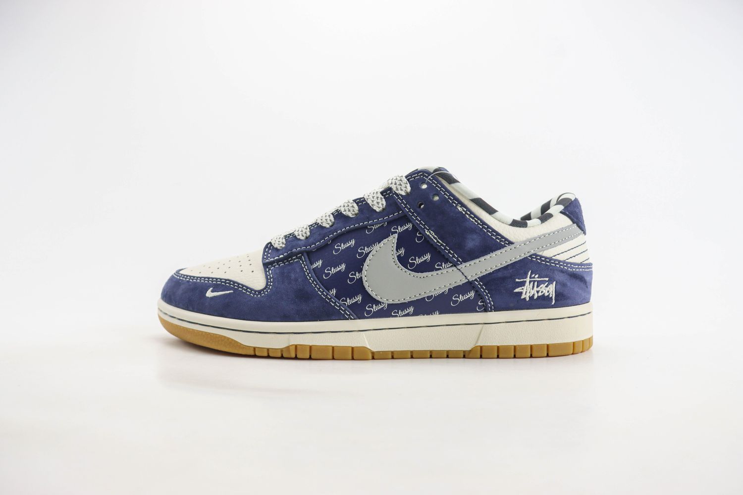  Nike SB Dunk Low x Stussy 24