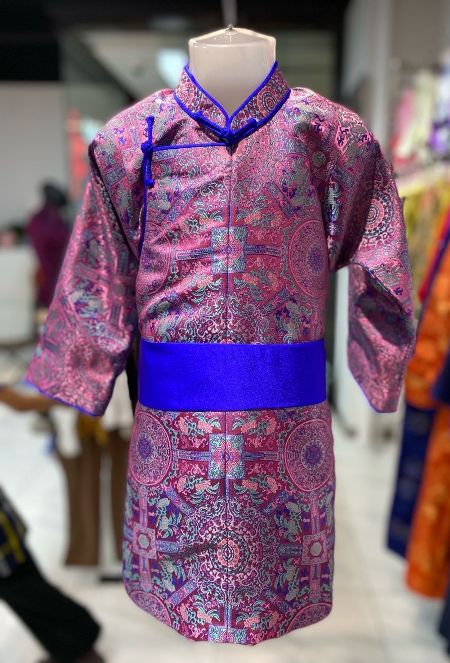 Очир хээтэй торгон дээл