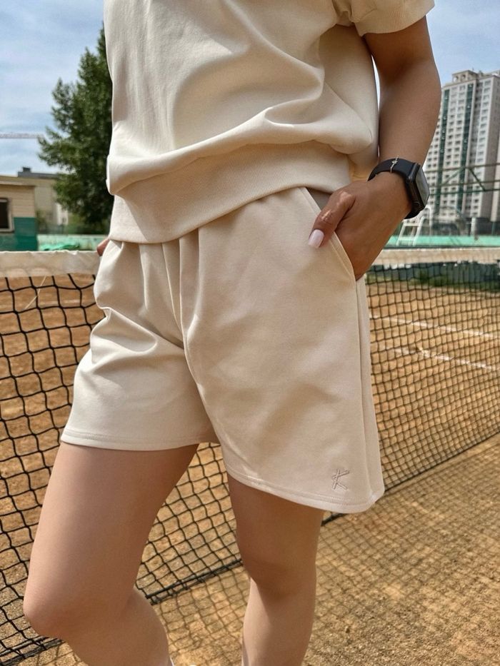 Creamy beige short
