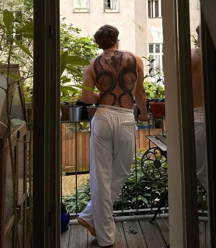 Нуруу бүтэн могой Усан шивээс