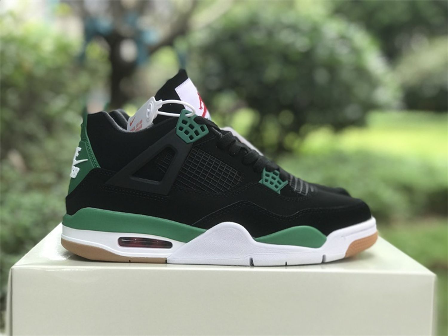 Premium Nike Air Jordan Retro 4 SB Alternate Black