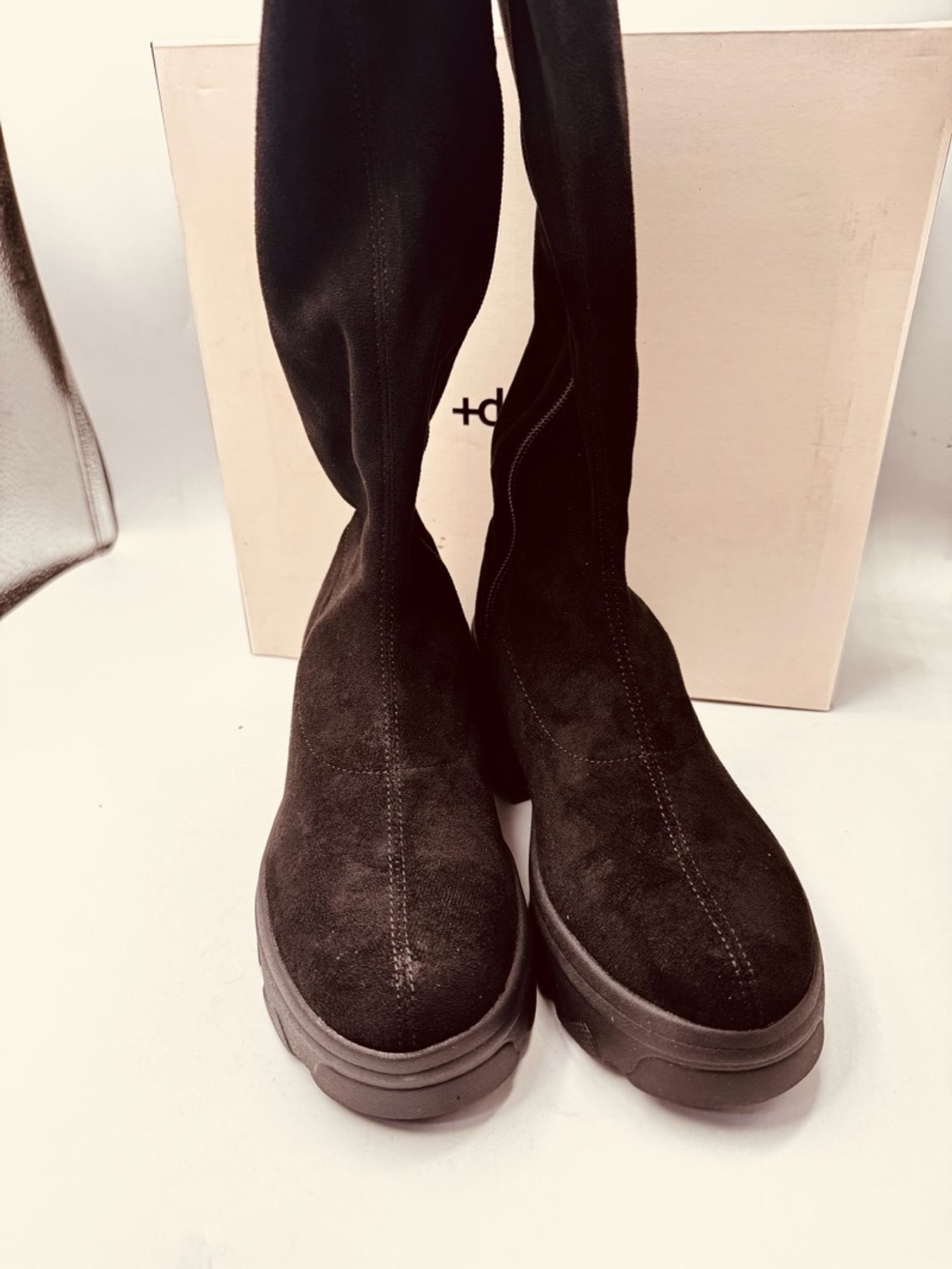 Diana хар суналттай урт түрийтэй