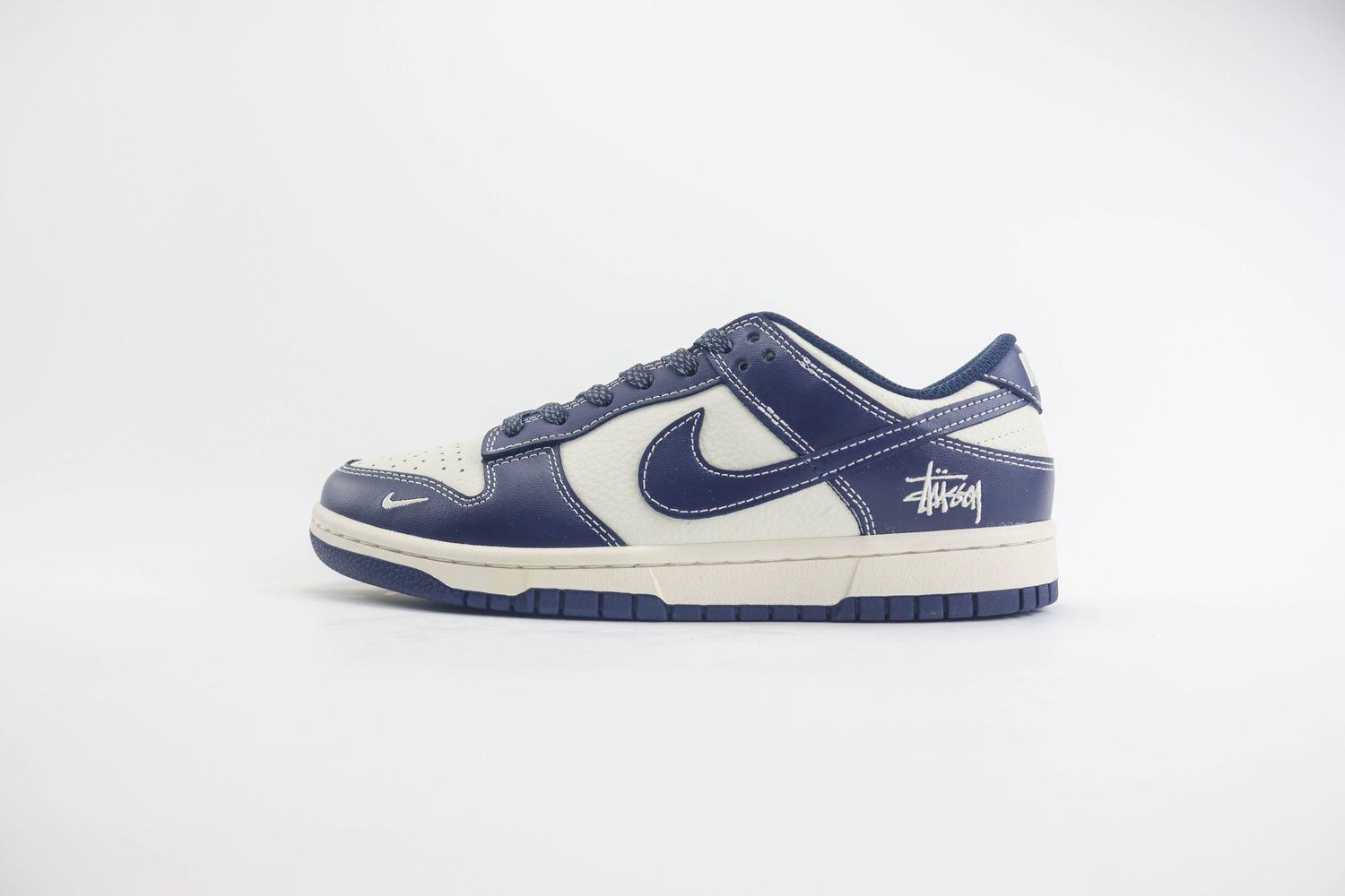 Nike SB Dunk Low x Stussy 135