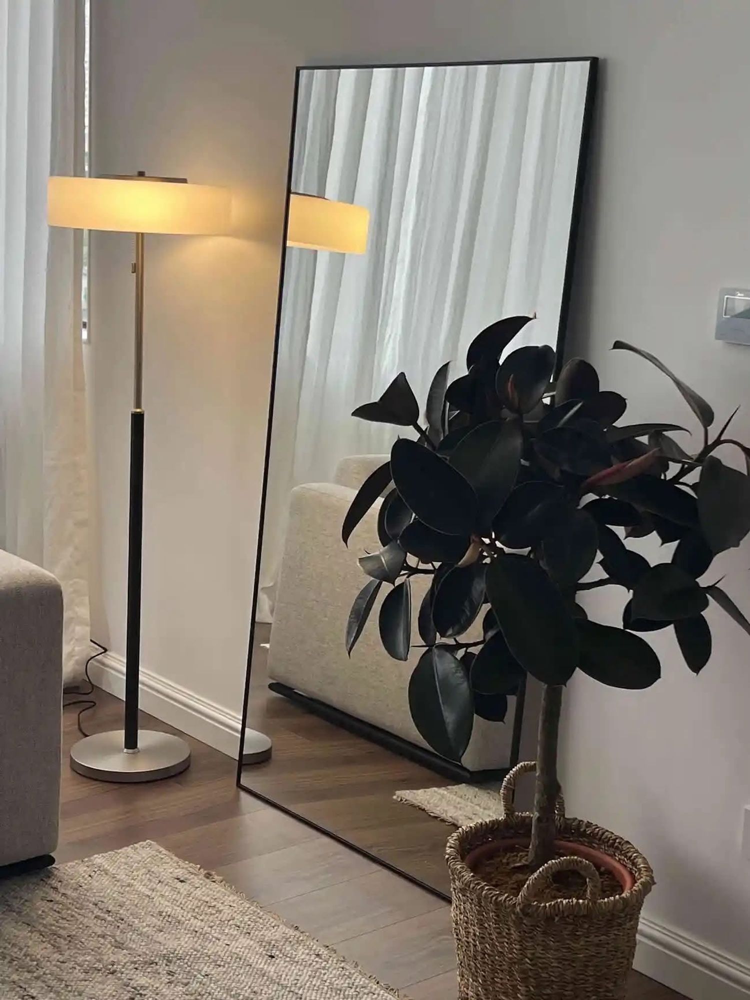 Гоёмсог шилэн бүрхүүлтэй шалны гэрэл