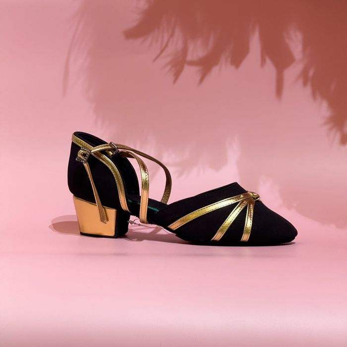 Бүжгийн гутал /намхан өсгийтэй/