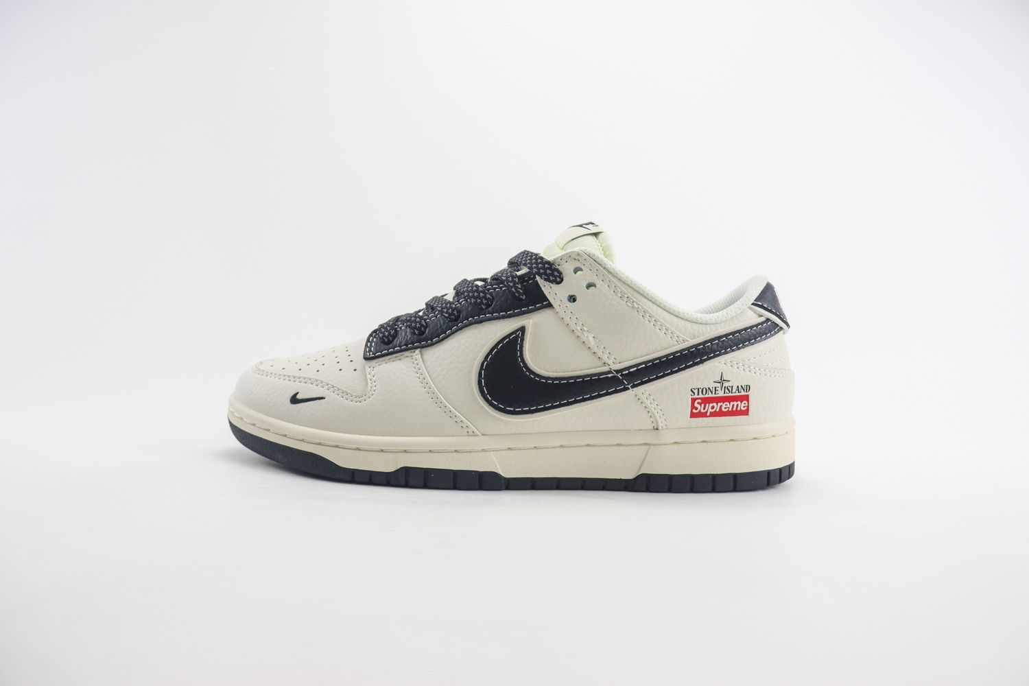 Nike SB Dunk Low x supreme 110