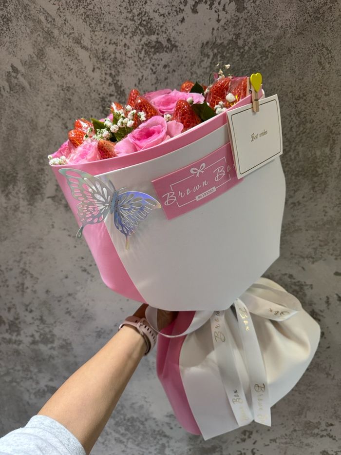 Pink roses & strawberries