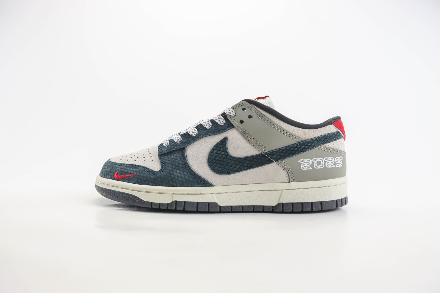 Nike SB Dunk Low 2025 