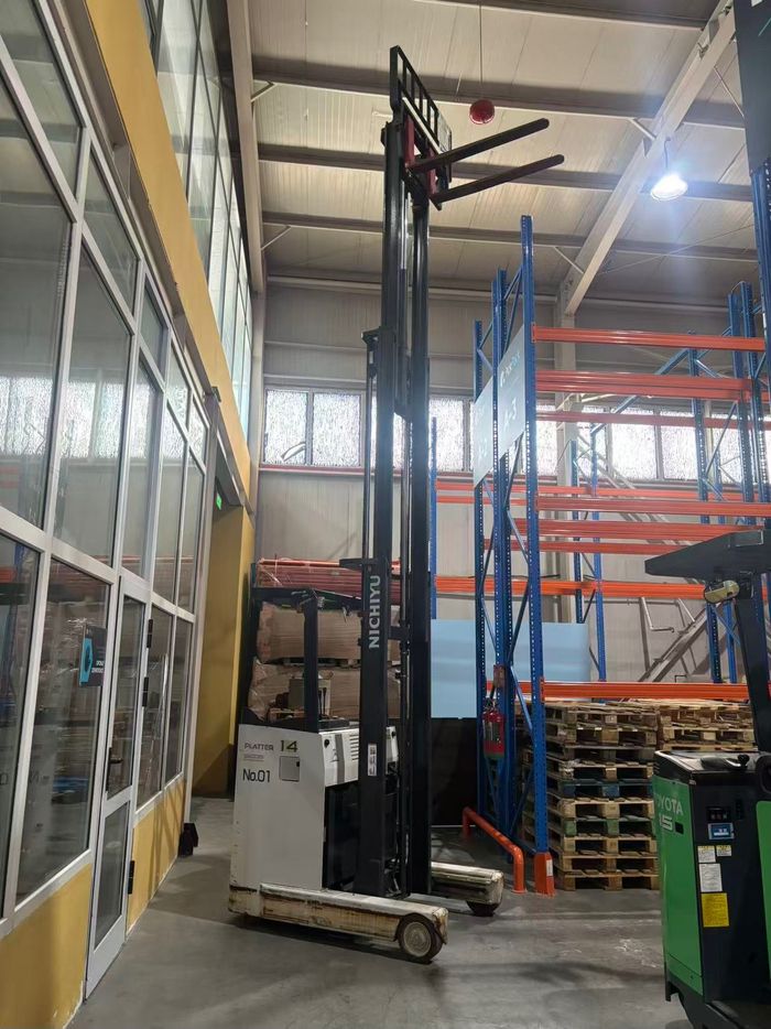 Nichiyu REACH truck