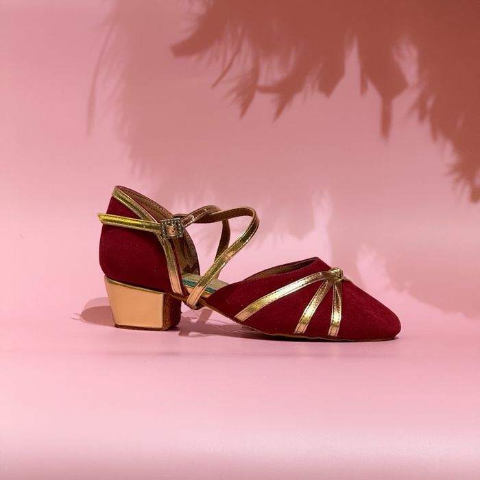 Бүжгийн гутал /намхан өсгийтэй/