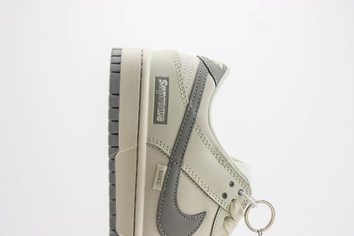 Nike SB Dunk Low x supreme 79