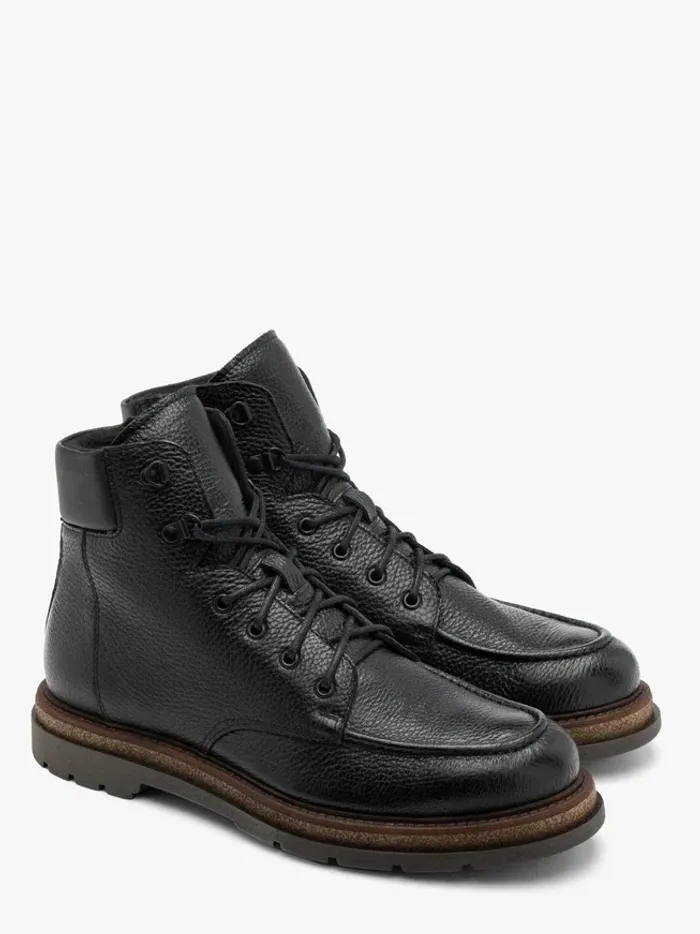 Black men’s winter boots with decorative instep stitching
