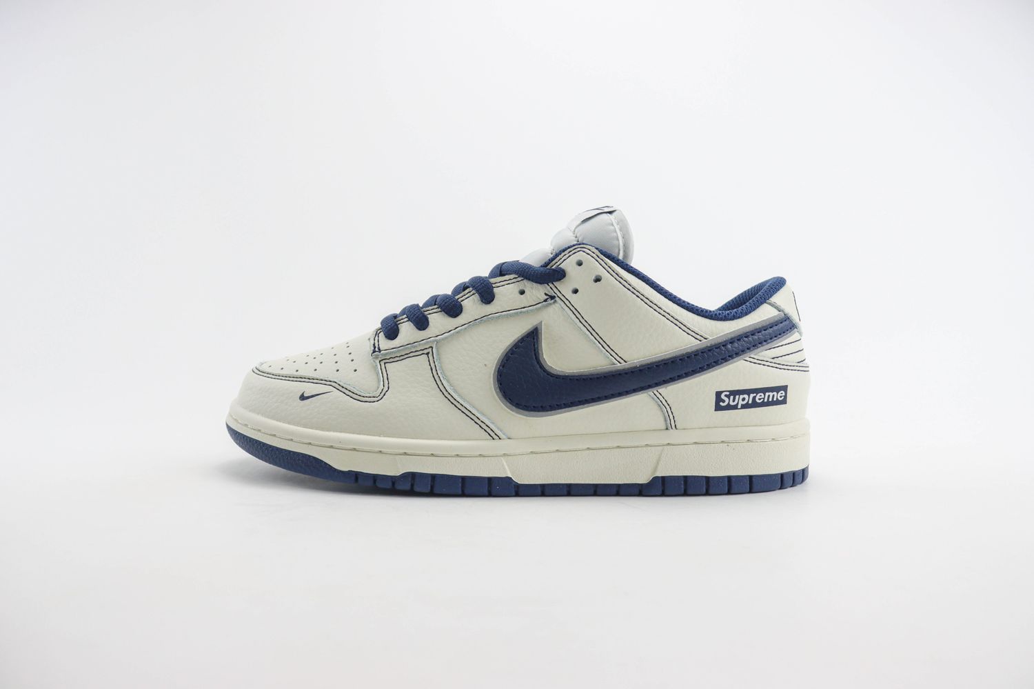  Nike SB Dunk Low x Supreme 