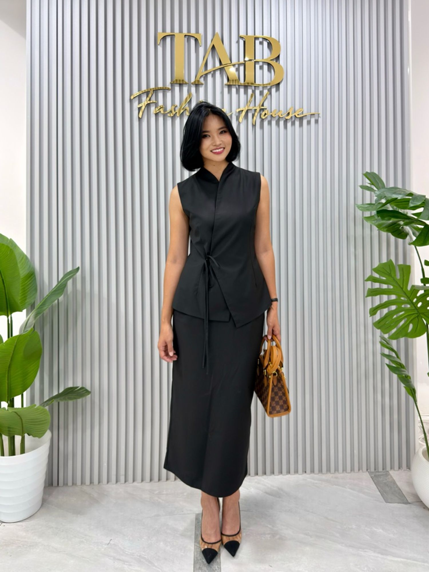 Vest + pencil skirt 🖤