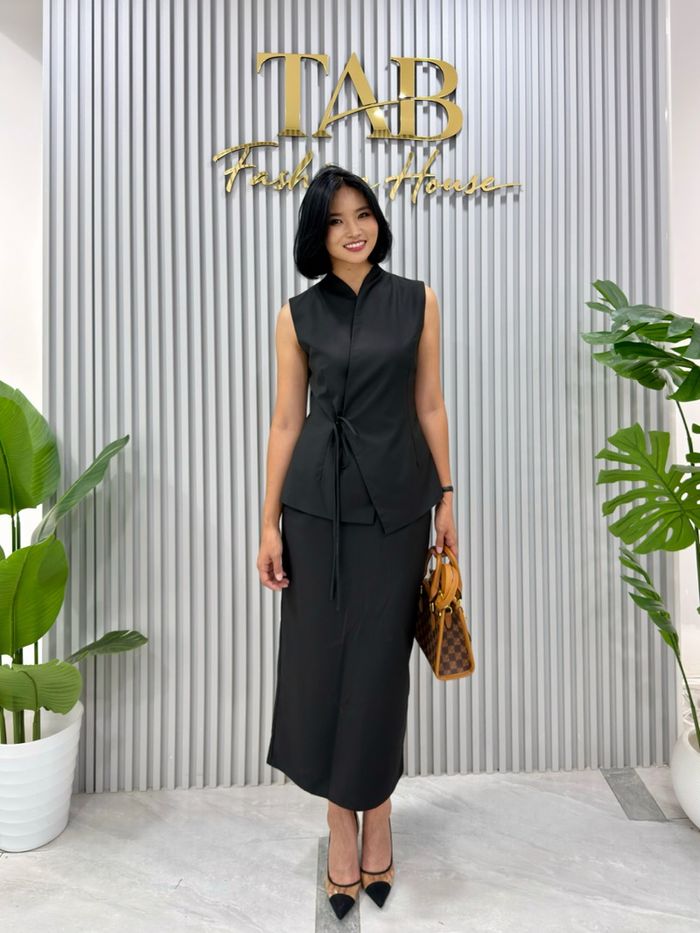Vest + pencil skirt 🖤