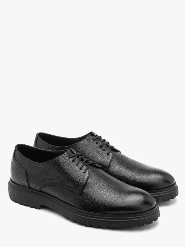 Black men’s shoes with lightweight sole