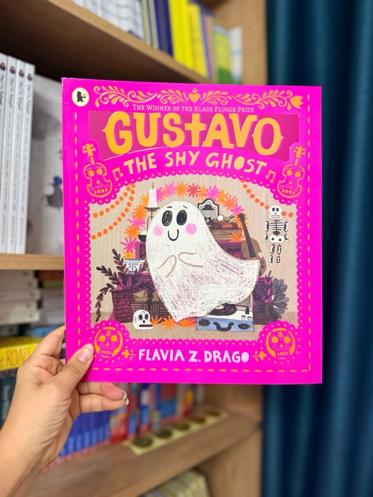 Gustavo, the Shy Ghost