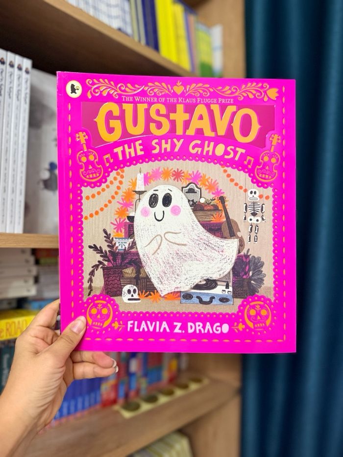 Gustavo, the Shy Ghost